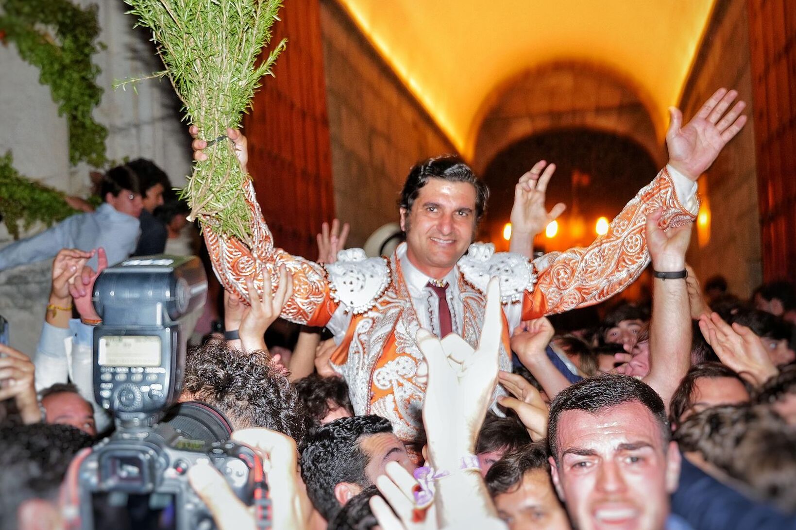 La maestría de Morante ennoblece la Puerta del Príncipe en una tarde desigual en Sevilla