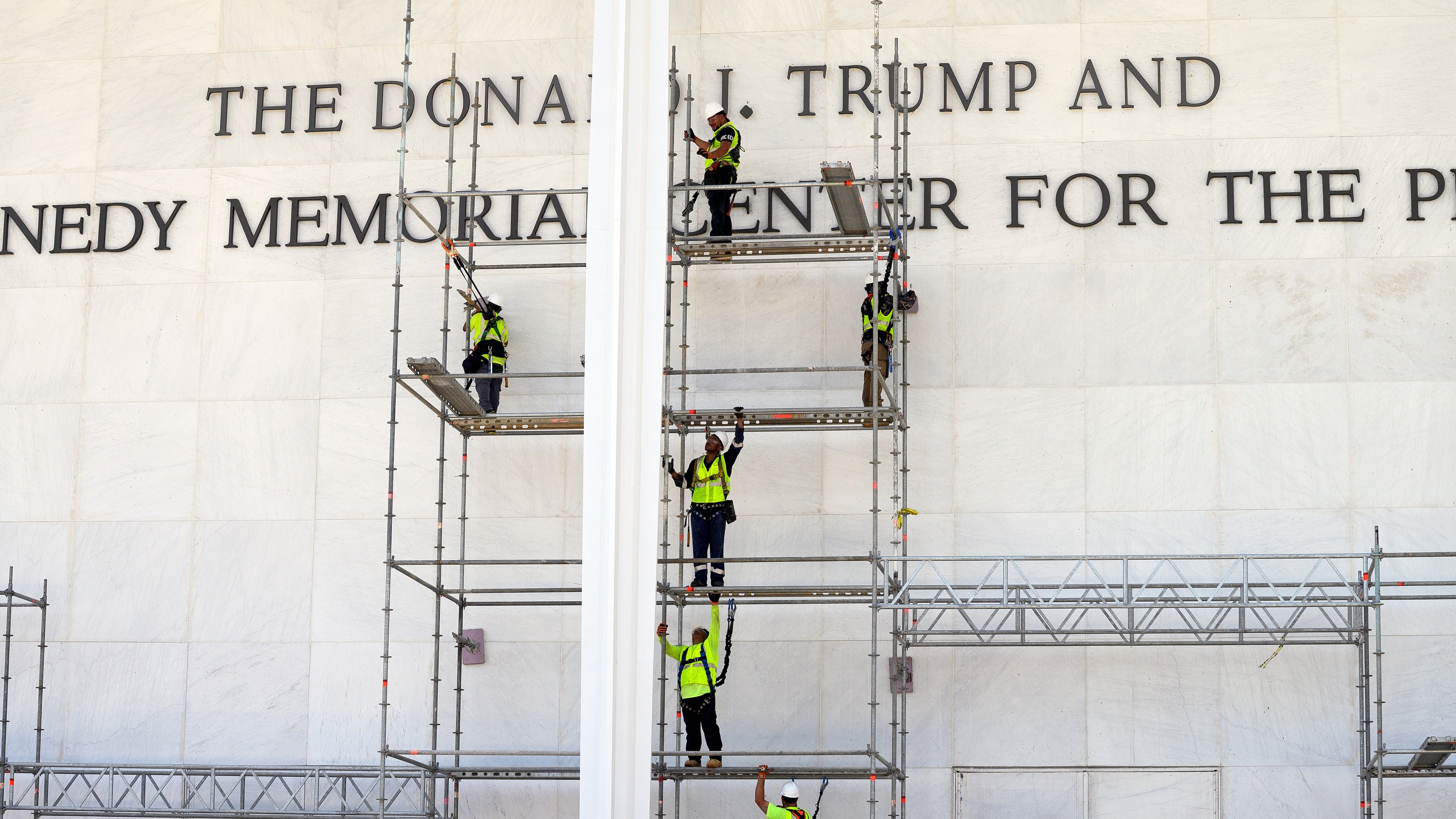 El Kennedy Center retira el nombre de Donald Trump de su fachada por orden judicial