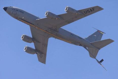 Ocho militares fallecen al estrellarse un bombardero B-52 tras despegar de una base en California