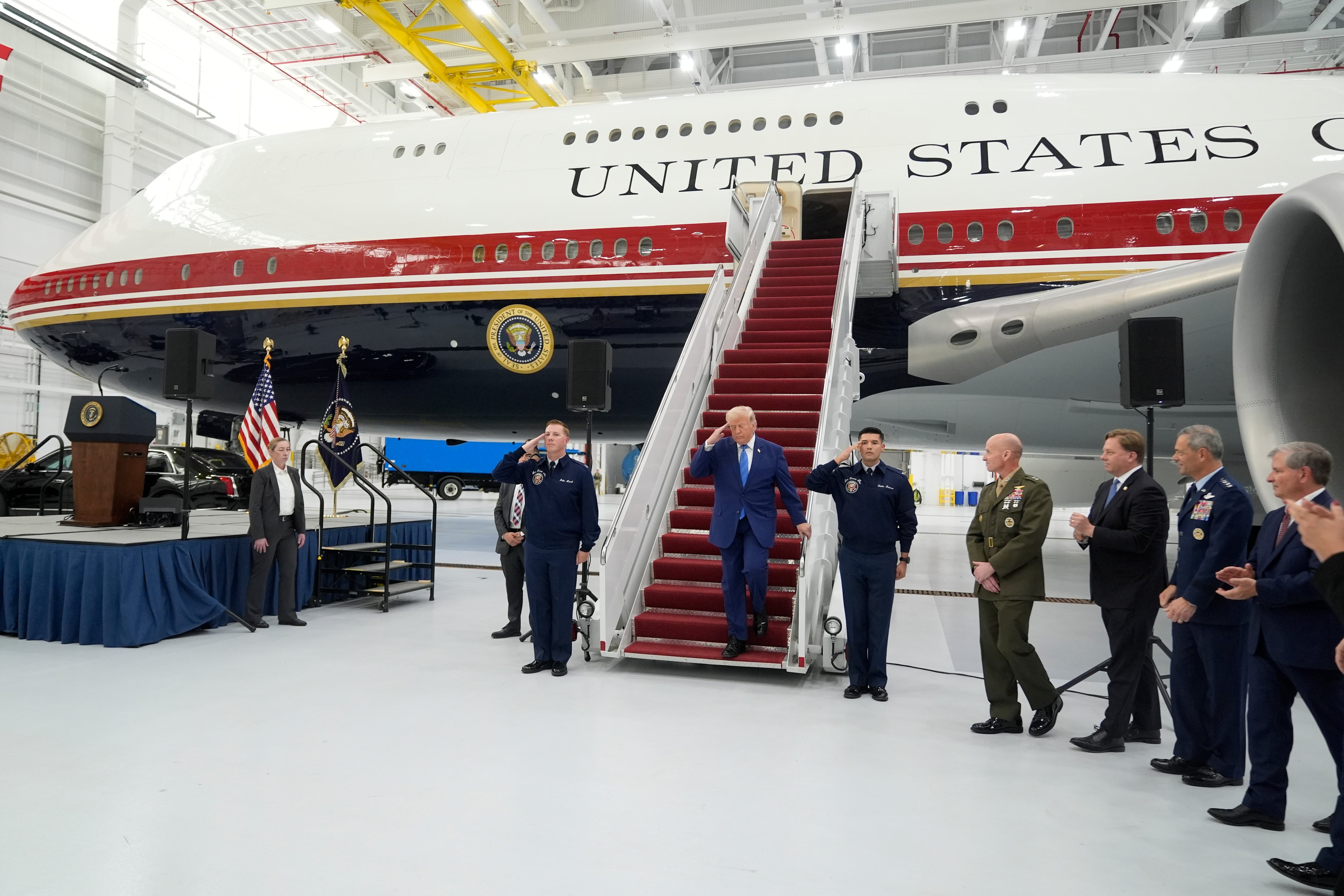 Trump exhibe el avión presidencial regalado por Qatar valorado en 400 millones de dólares