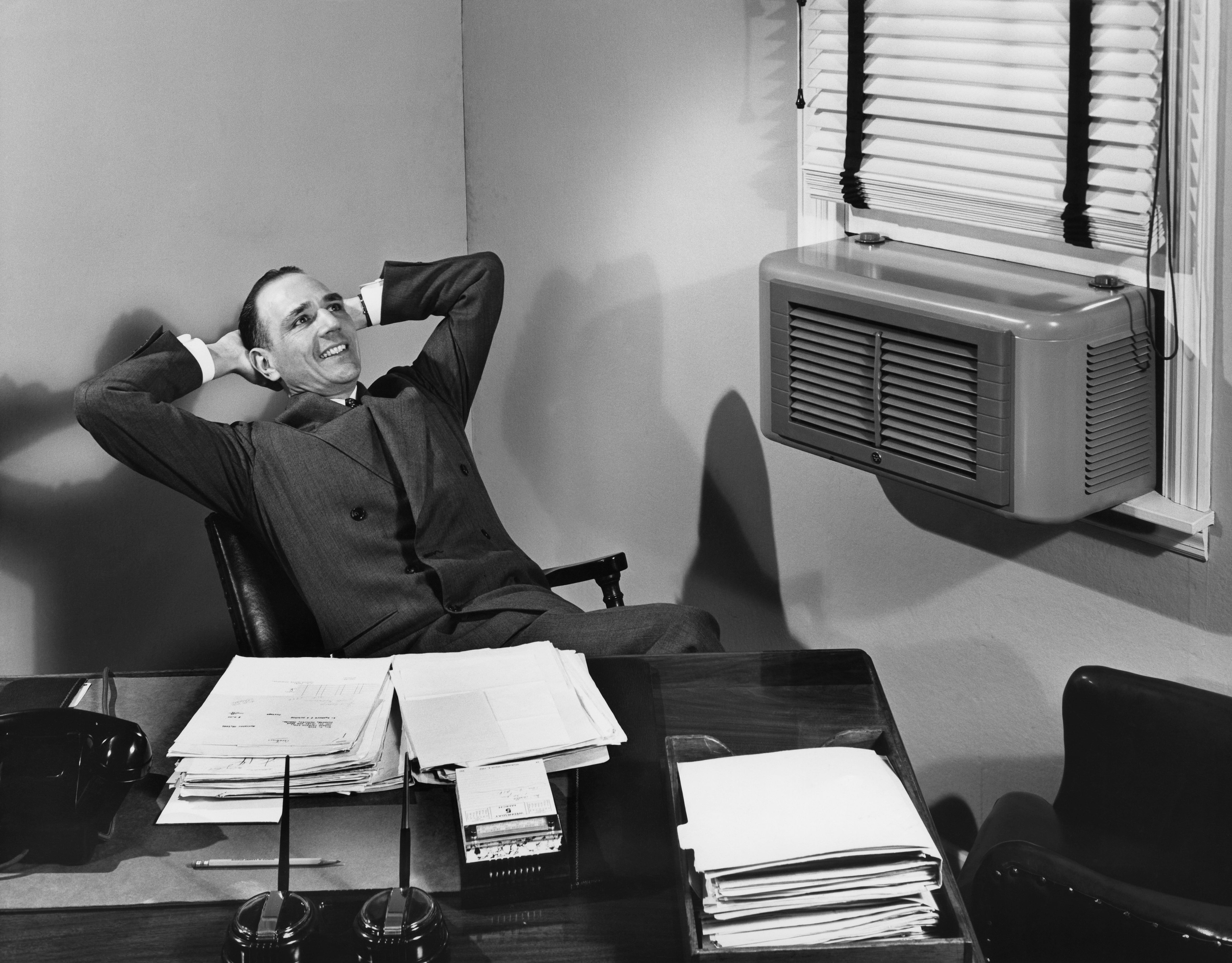 El aire acondicionado de la oficina tiene un problema de género: las mujeres sufren más frío