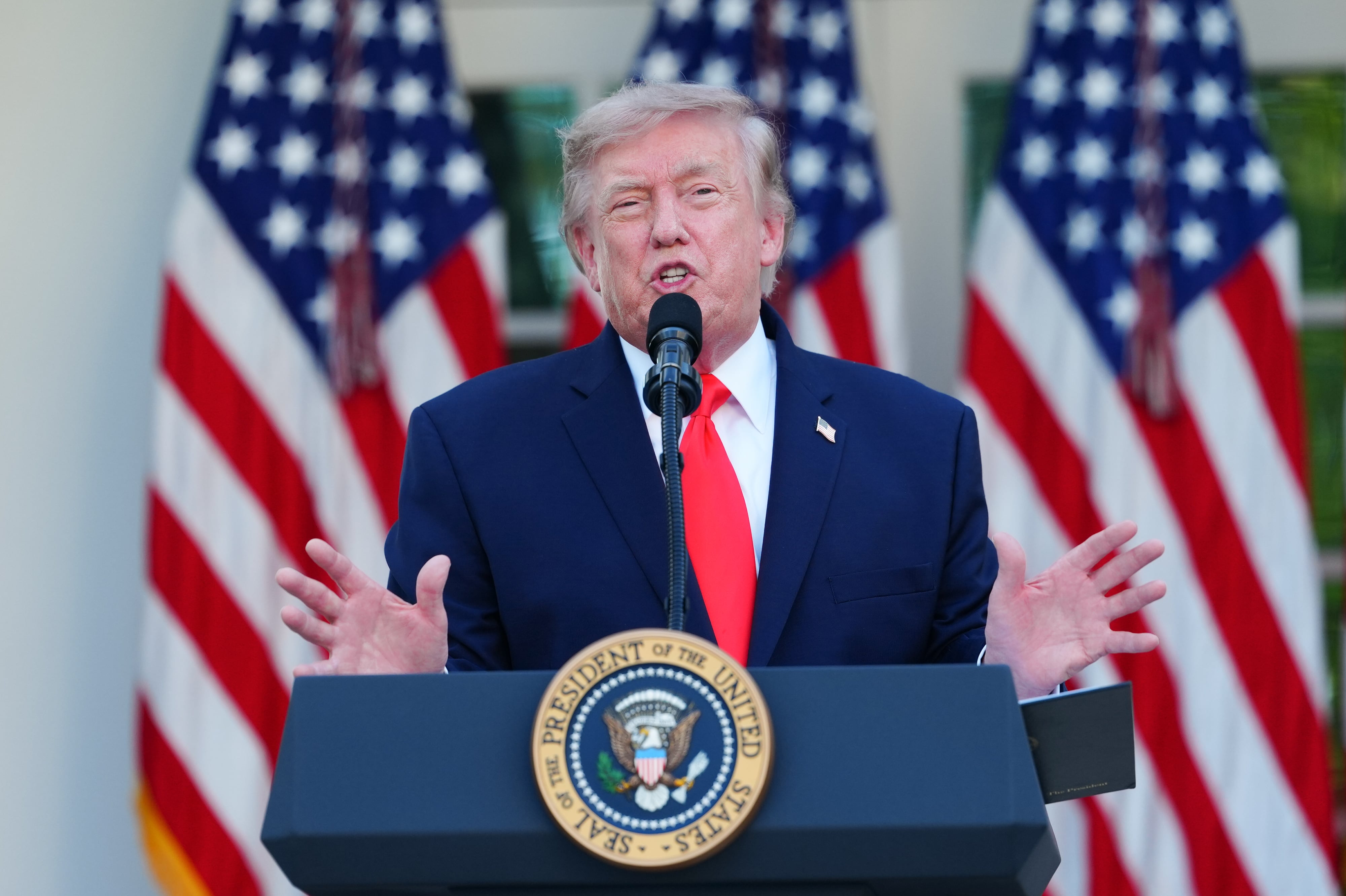 Trump amenaza con aranceles del 100% a Europa si aprueba impuestos a los servicios digitales