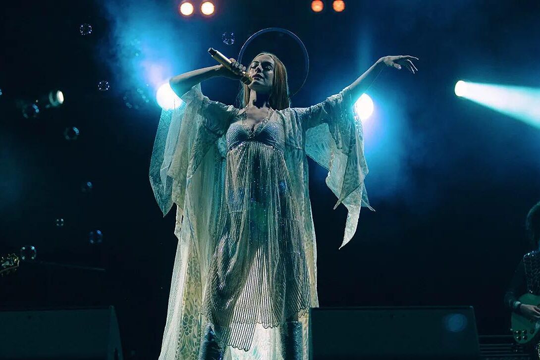 «Mother Mary»: Anne Hathaway encarna una diva pop en el nuevo viaje fantástico de David Lowery