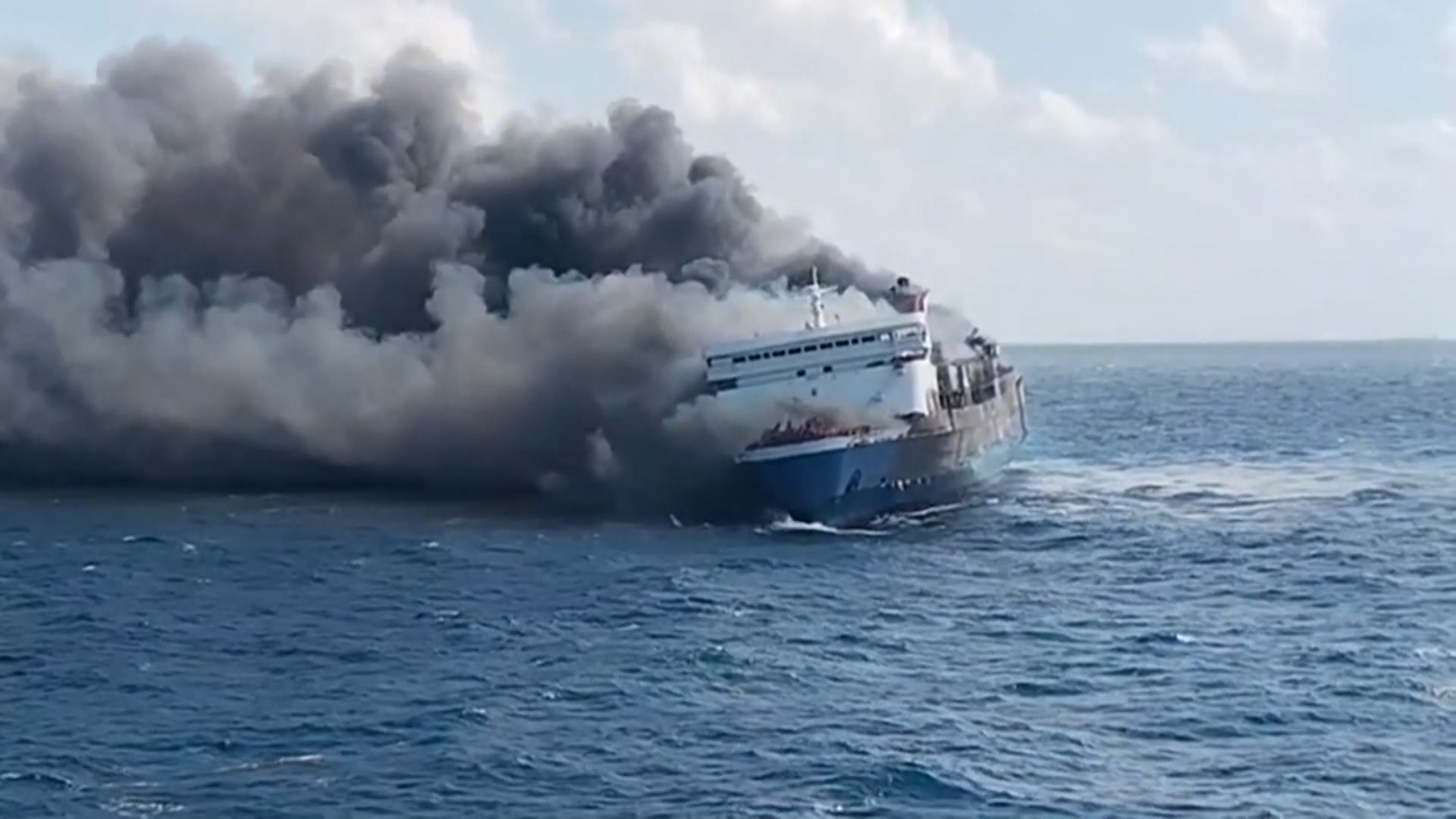 Cinco fallecidos y 41 desaparecidos en el incendio de un ferry en Indonesia con más de 200 pasajeros
