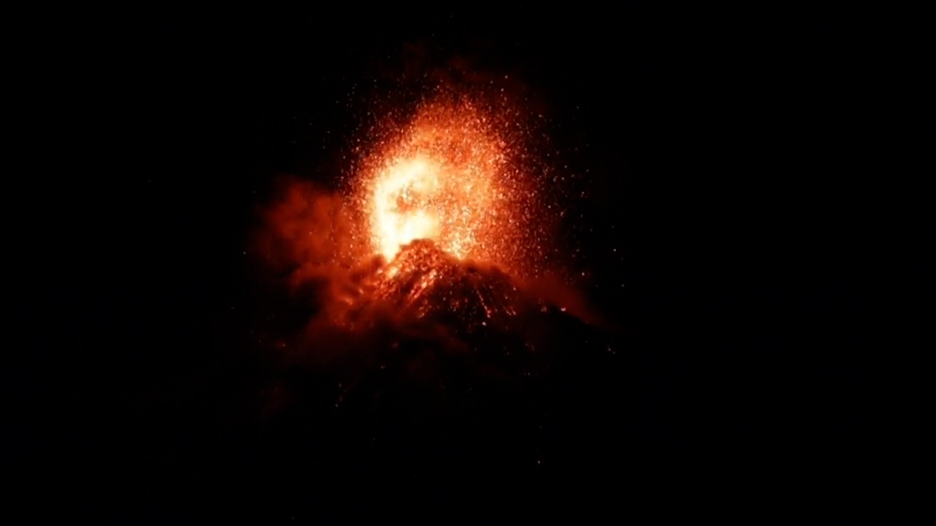 El volcán de Fuego entra en erupción en Guatemala con intensas emisiones de ceniza y lava