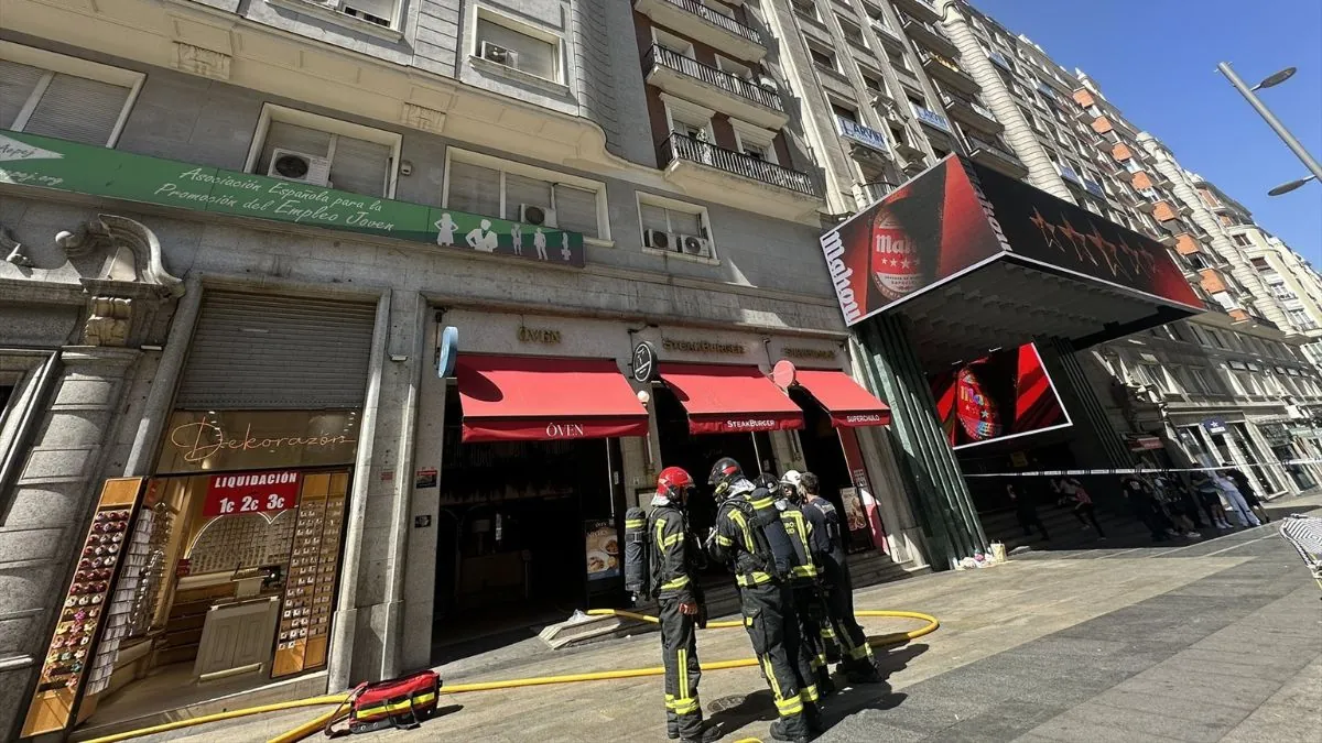 Un incendio en un restaurante de Gran Vía obliga a cortar el tráfico entre Plaza de España y San Bernardo