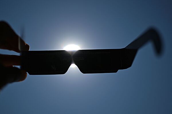 FACUA alerta de la retirada de seis modelos de gafas para el eclipse por riesgo de lesiones oculares