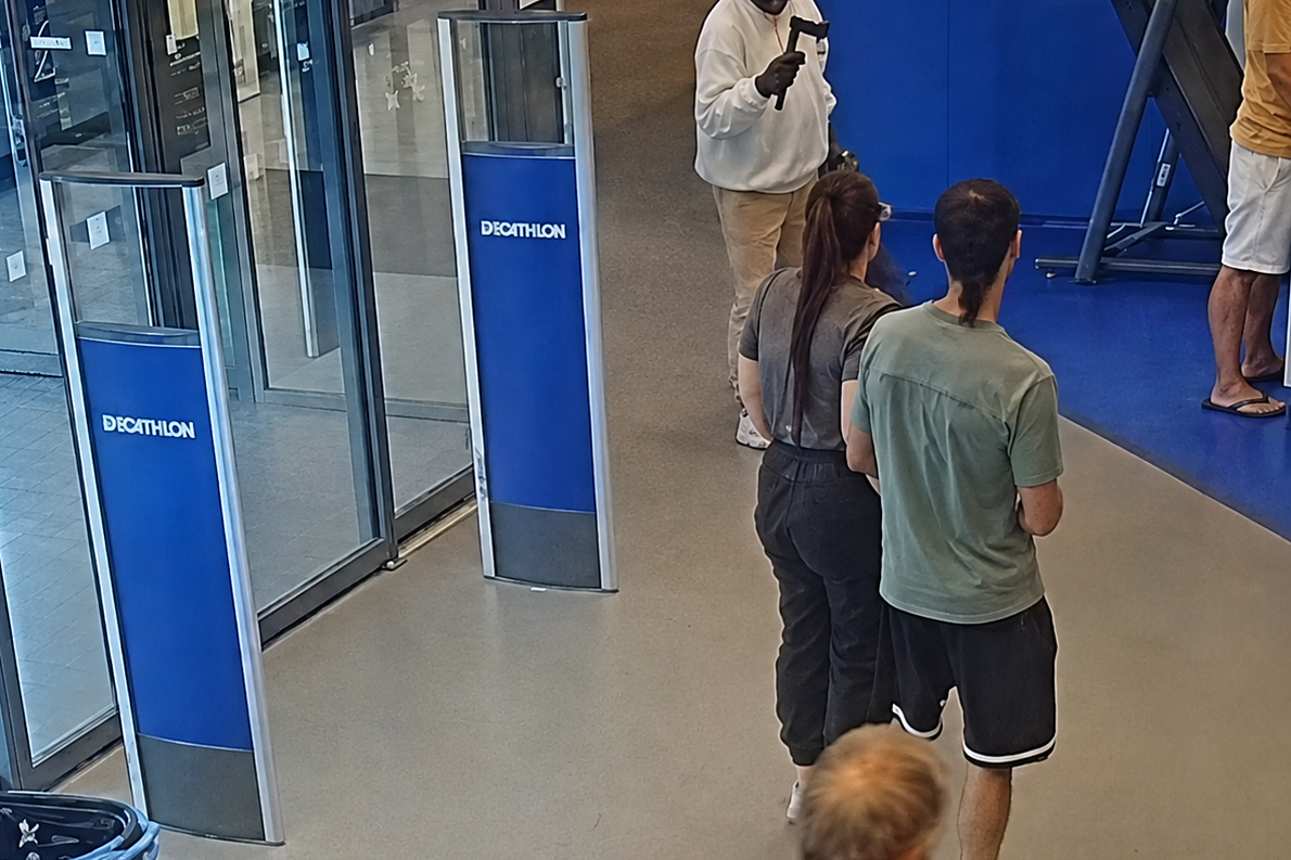 Pánico en el Decathlon de Getafe: varios encapuchados asaltan la tienda armados con hachas y extintores