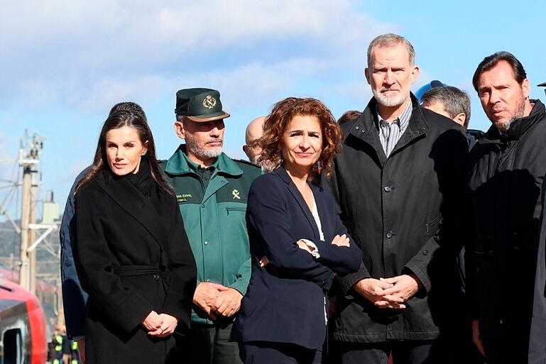 Óscar Puente censura el posado del Rey con Javier Negre en Colombia: «Contamina su imagen»