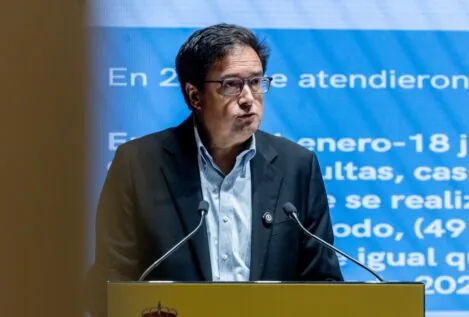 Robles garantiza a la Xunta que Defensa emitirá un informe favorable a la fábrica de SAIC en Ferrol
