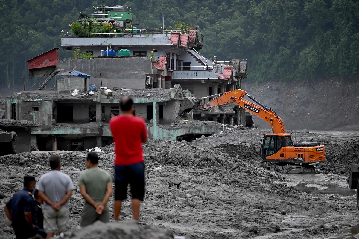 Nepal se debate entre la tragedia: más de 900 muertos y 4.200 desaparecidos por la devastadora riada
