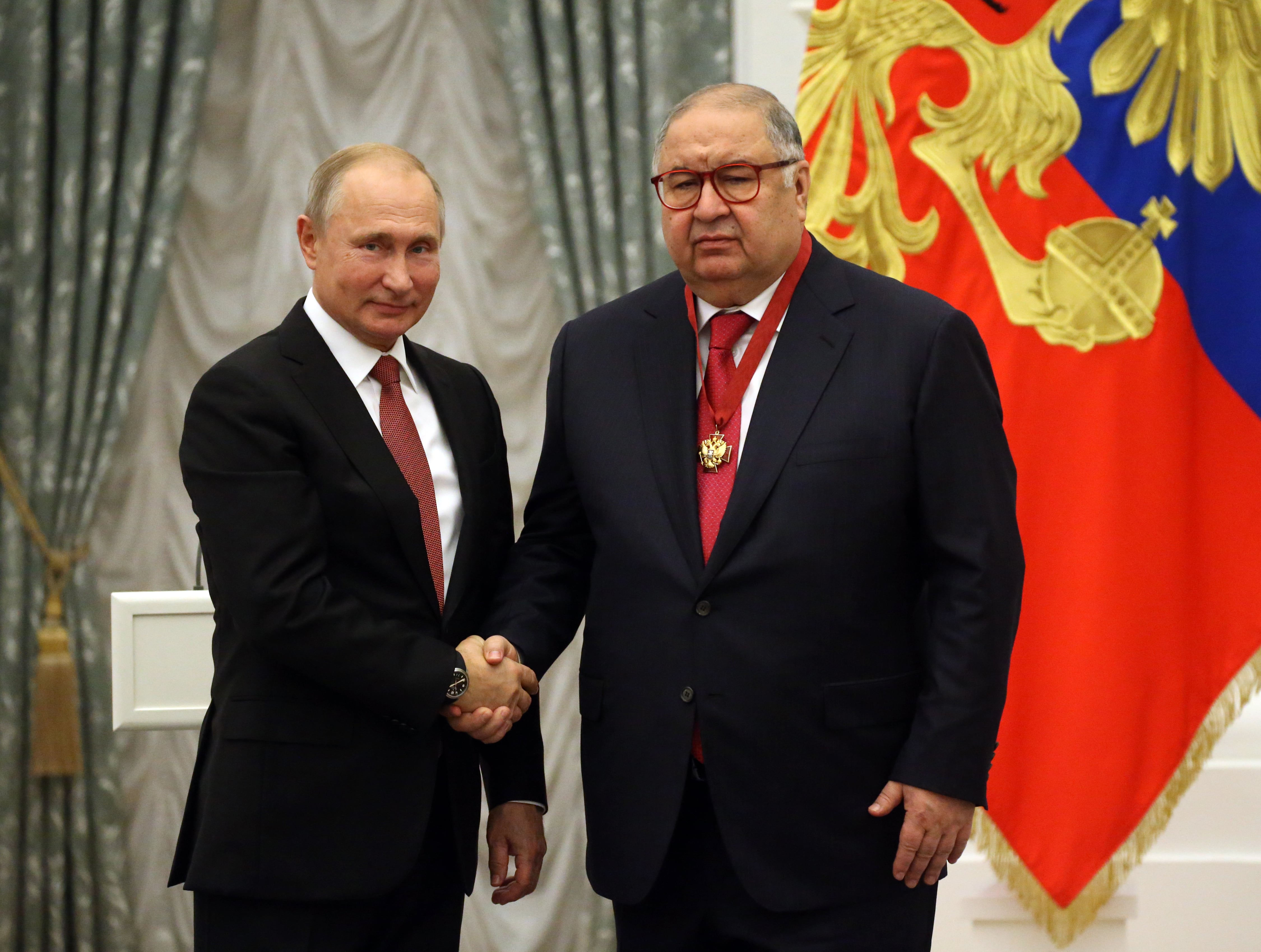 La UE retira del listado de sanciones a los oligarcas rusos Usmanov y Fridman tras presión de Francia y Luxemburgo