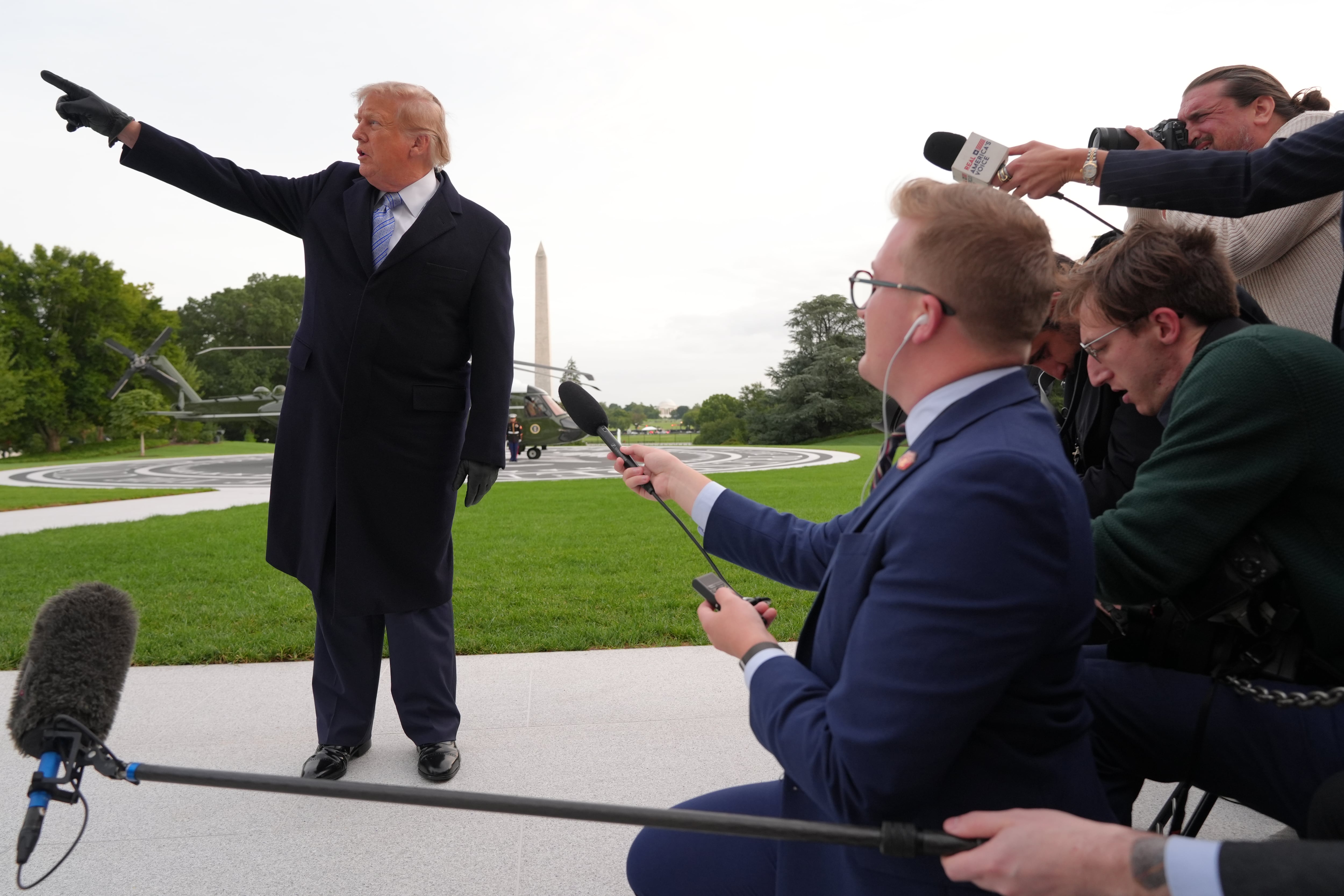 Un juez ordena a Trump levantar la prohibición de acceso a la Casa Blanca a CNN, MSNBC y Politico