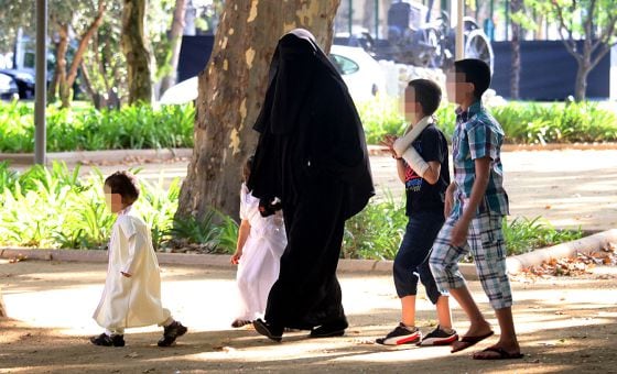 Lleida prohíbe el burka y el niqab en espacios públicos con una ordenanza que prevé multas de hasta 750 euros