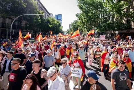 Abascal califica a Aznar de «derrotado» y le pide a Feijóo que busque «mejor padrino»